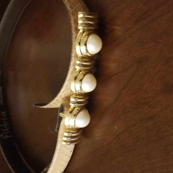 Fibbiol snakeskin belt.  Size small. Cream with golden pearl buckle - Picture 7 of 12